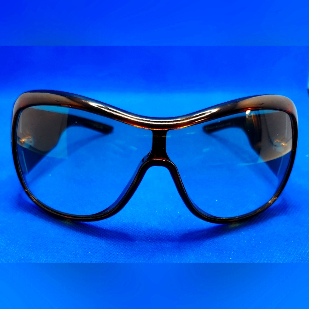 DIOR SUNGLASSES IN BROWN. Gently used and no scratches, & in excellent condition